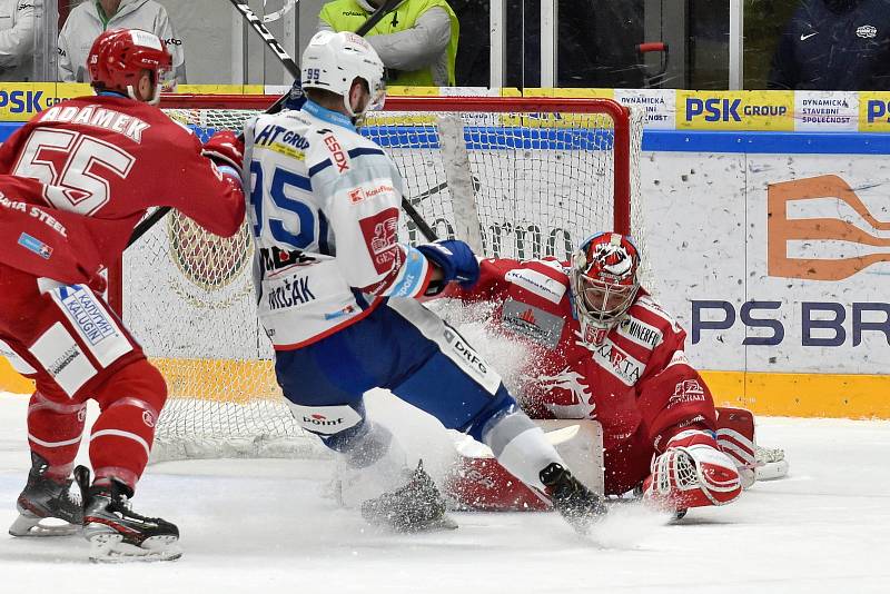 Domácí HC Kometa Brno (bílá) proti HC Oceláři Třinec Petr Kváča (červená)