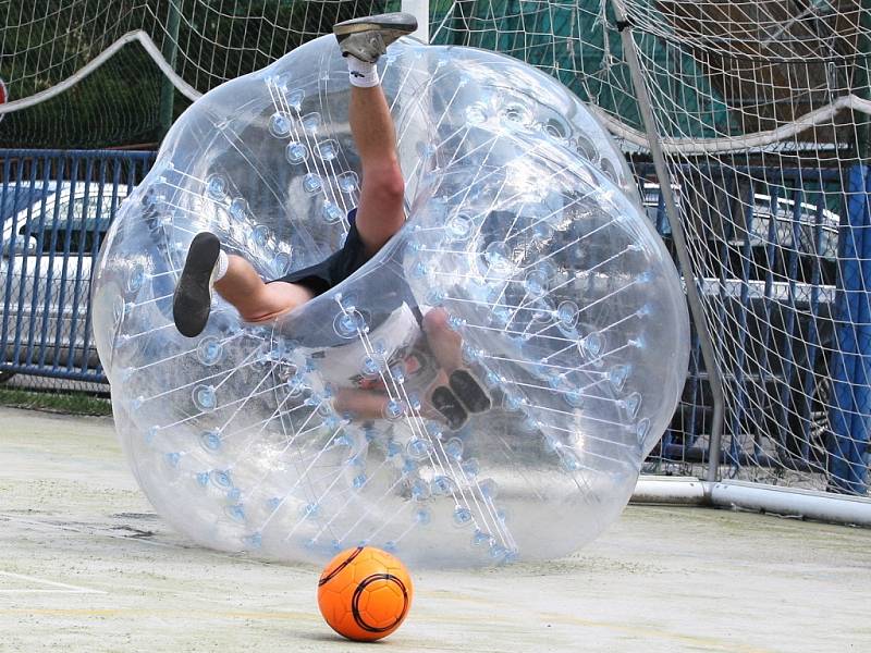 Bublinový fotbal.