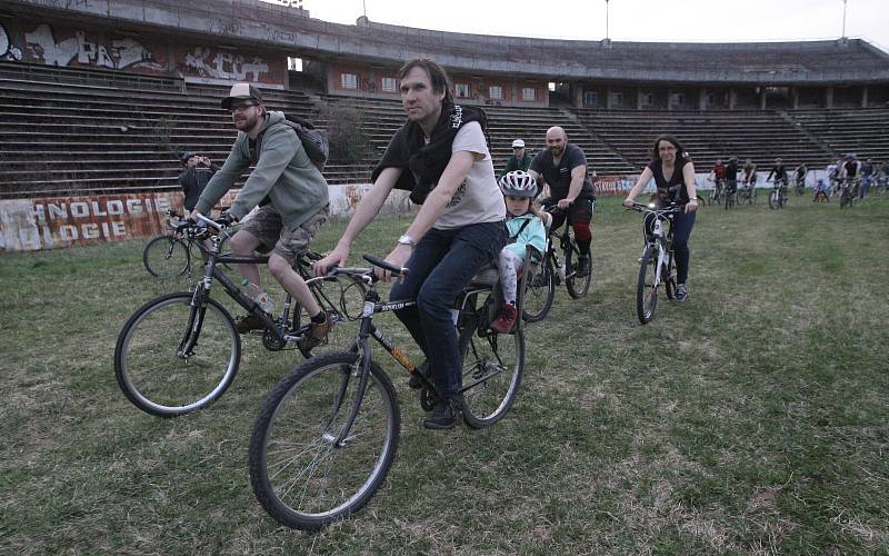 V šatech, obleku nebo teplácích vyrazilo ve čtvrtek v podvečer tisíc sto cyklistů z Moravského náměstí v Brně. Při Velké jarní cyklojízdě se vydali až na bývalý fotbalový stadion Za Lužánkami.