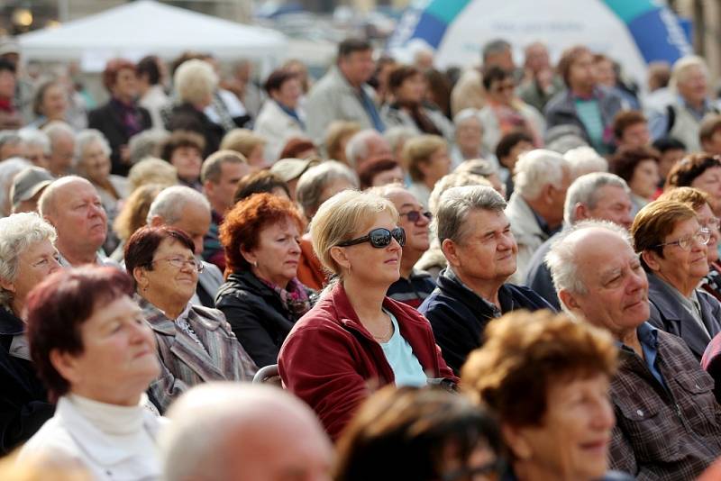 Asi tisícovka především starších lidí se v neděli zúčastnila Svátku seniorů na brněnském náměstí Svobody.