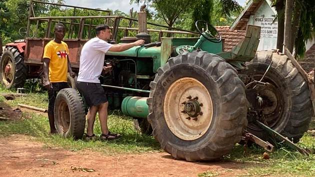 Farář Jan Kotík z Křižanova daroval Tanzánii i traktory, nyní působí na Brněnsku