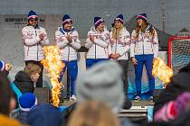 Hokejistky Tereza Radová, Tereza Vanišová a Aneta Lédlová s trenéry Tomášem Pacinou a Jakubem Peslarem navštívili Olympijský festival v Brně.