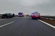 Hromadná nehoda uzavřela ve čtvrtek ráno dálnice D52.