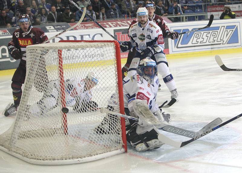 Hokejisté brněnské Komety vyřadili ve čtvrtfinále play-off extraligy rivala pražskou Spartu v pouhých čtyřech zápasech. Triumf 4:0 na zápasy dovršili Brňané v domácím prostředí po výhře 4:1.