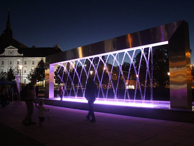 Na znamení boje proti rakovině prsu se fontána před Janáčkovým divadlem ve středu zbarvila dorůžova.