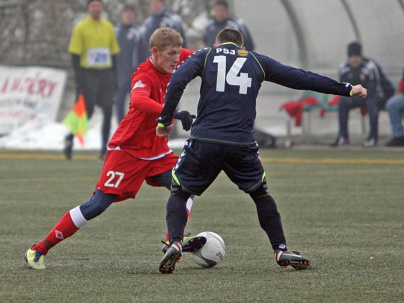 Zbrojovka (v červeném Michal Škoda) prohrála úvodní zápas Tipsport ligy s Jihlavou 0:4.