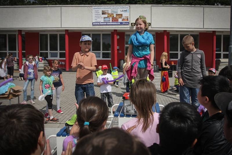 Děti a studenti hráli ve středu za Lužánkami kuličky. Na akci s názvem Kuličkiáda ochutnali také výrobky z cizrny a hrachu.