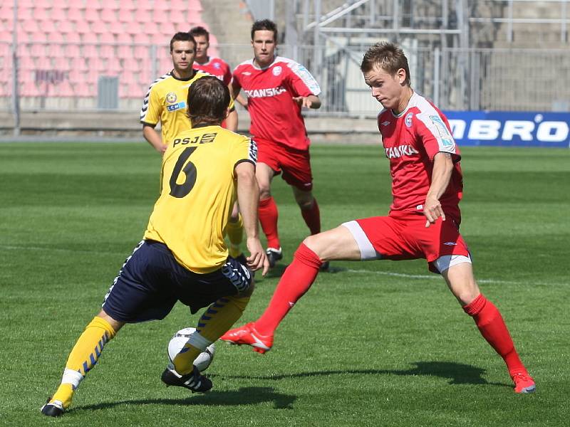 Marek Střeštík (v červeném) během karetního trestu pomáhal třetiligové juniorce.