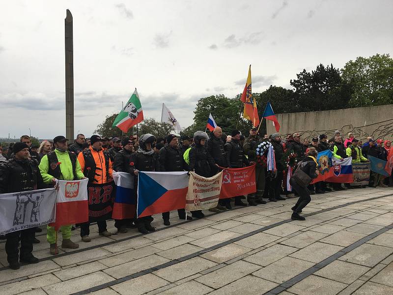 Lidé protestovali proti Nočním vlkům v Brně