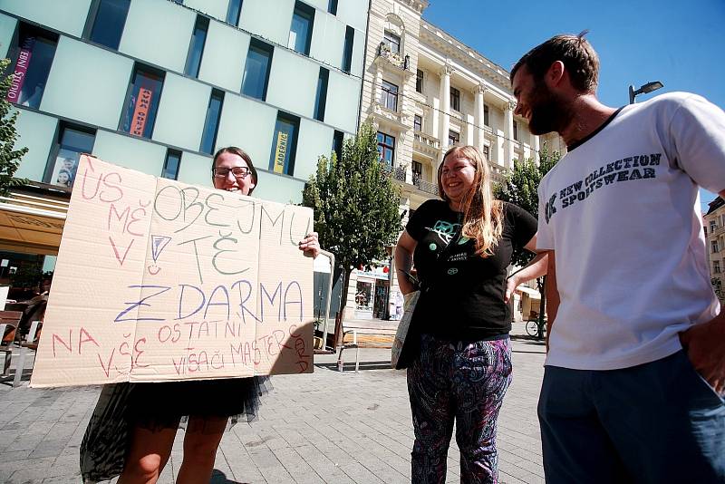 Asi patnáct lidí nabízelo ve středu od třetí hodiny odpoledne kolemjdoucím v centru Brna bezplatné obejmutí. 