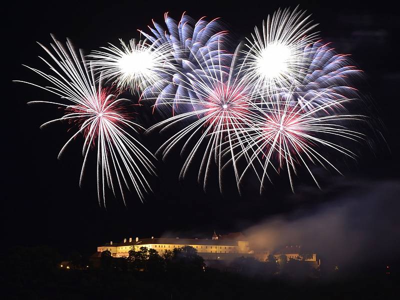 Oblohu nad Špilberkem v sobotu prozářil závěrečný nesoutěžní ohňostroj festivalu Ignis Brunensis. Podívaná nesla název Nebe na zemi podle slov známé skladby Jaroslava Ježka.