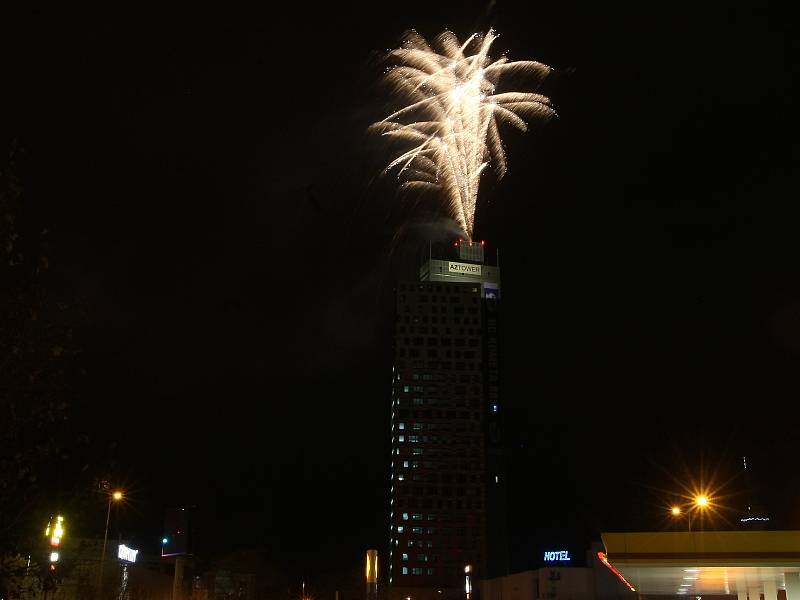 Dva ohňostroje z brněnského hradu Špilberk a z nejvyšší české budovy AZ Tower zakončily oslavy šedesátin hokejové Komety Brno.