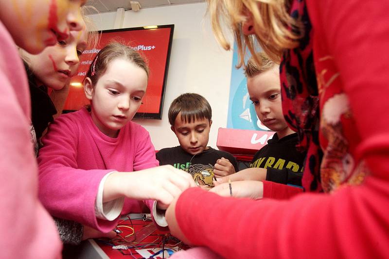 Zajímavosti o elektřině a fungování fyzikálních zákonů přiblížili v pátek dětem z brněnské základní školy Řehořova zaměstnanci společnosti E.ON ve speciálním Energy Trucku, který navštěvuje různé školy v České republice.