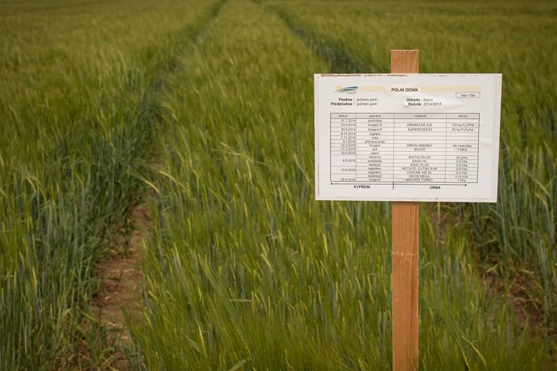 Návštěvníci Polního dne viděli monitorovací systém výzkumníků Mendlovy univerzity zaměřený na traktory, sledovali vyhodnocování a předpovídání sucha, ochutnali naklíčenou čočku a jiné zemědělské plodiny.