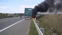 Požár auta na silnici R52, 20 km od Brna