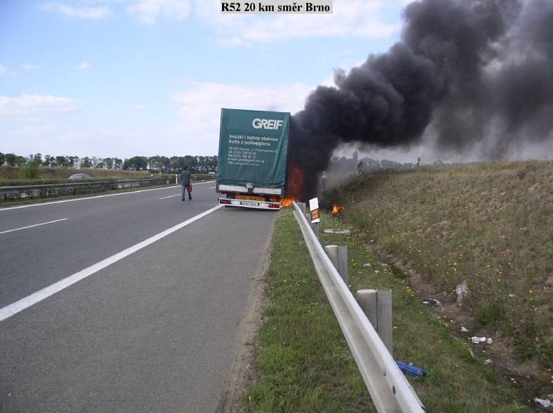 Požár auta na silnici R52, 20 km od Brna