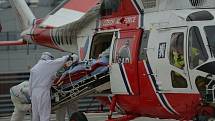 Transport pacientů s covidem z brněnské Fakultní nemocnice Brno do pražské nemocnice Motol. Převoz zajišťuje vrtulník plzeňské letecké záchranné služby.