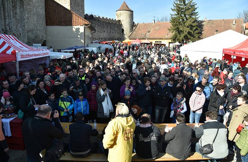 Maso ve všech podobách od uzených vtipů po přímo před diváky bourané prase přilákalo na hrad Veveří v sobotu davy návštěvníků. Slavnosti moravského uzeného již popáté provoněly památku příjemnou vůní z udíren.