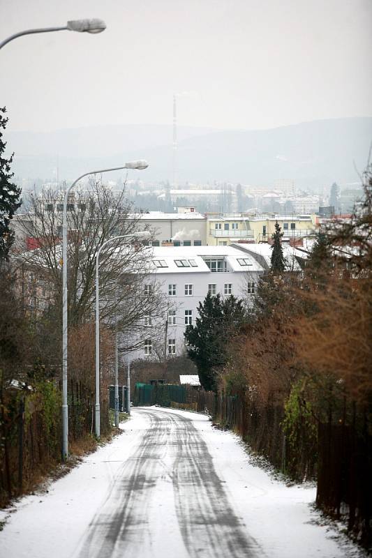 Sněžení zaměstnalo v noci na neděli silničáře v Brně a okolí. Na své trasy vyjížděli od osmi večer až do šesti ráno.