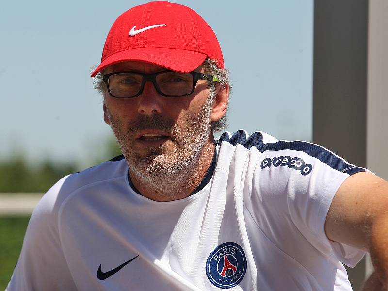 Hráči Paris Saint-Germain ladili formu nedaleko Znojma pod vedením trenéra Laurenta Blanca (na snímku).