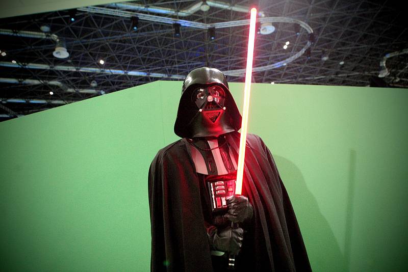 Darth Vader a jeho světelný meč. Fanoušci sci-fi filmů Star Wars, Star Trek nebo Stargate se sešli v brněnském Vida centru.