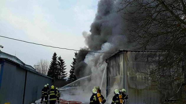 Hasiči u požáru skladovací haly v Tišnově. Vyhlásili 2. stupeň poplachu.