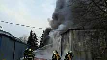 Hasiči u požáru skladovací haly v Tišnově. Vyhlásili 2. stupeň poplachu.