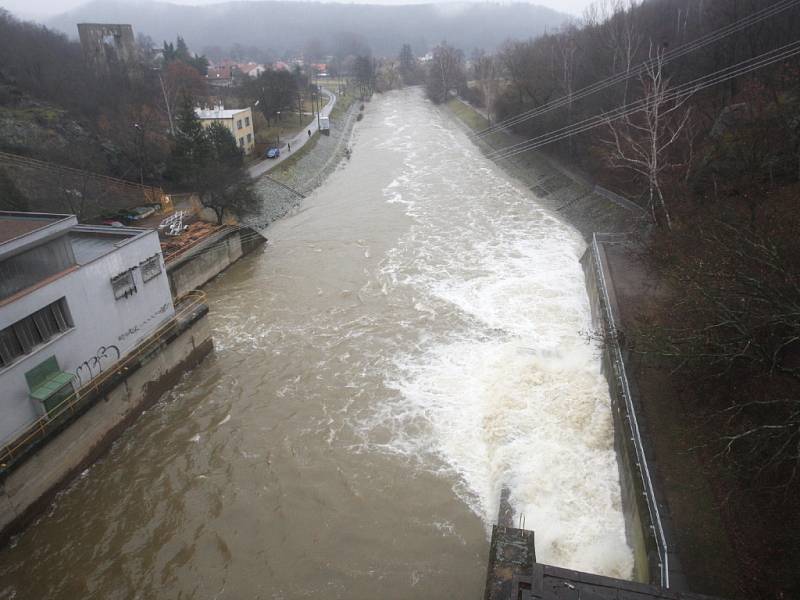 Řeka Svratka u brněnské přehrady.