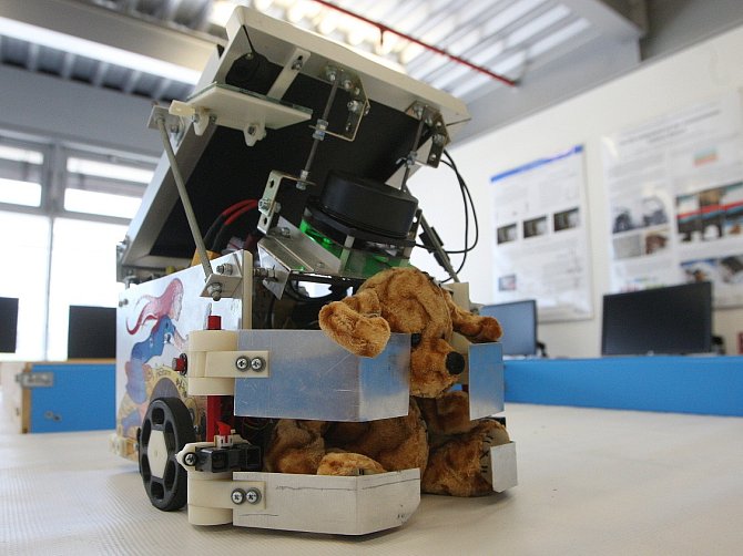 Učí roboty sbírat plechovky a zachraňovat plyšáky. V budoucnu by tyto chytré stroje mohly najít uplatnění i v průmyslu.