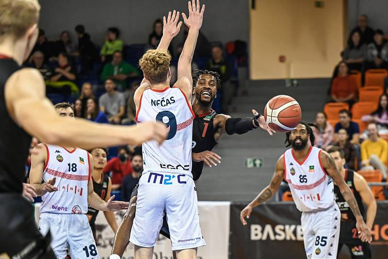 Brněnští basketbalisté (v bílém) při ligovém utkání s Nymburkem, kterému na domácí palubovce podlehli 70:88.