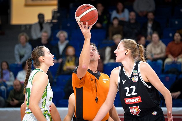 Basketbalistky KP TANY Brno (v bílozelených dresech) přemohly Hradec Králové v prodloužení.