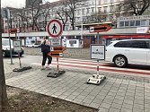 Od pondělí 19. února až do konce května trvá uzavírka silnice a chodníku v Nádražní pod ulicí Bašty ve směru od Benešovy.