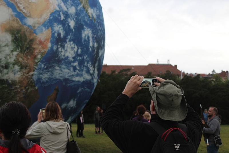 Nafukovacího Měsíce a Země se už lidé v Brně dotknout mohli. Nyní je čeká Mars.