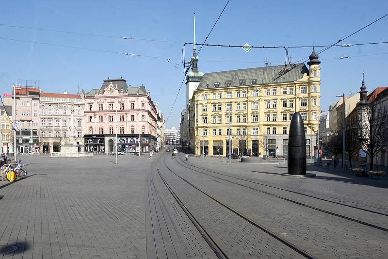 Brno 20.3.2020 - srovnání místa před a po zákazu pohybu bez zakrytých úst a nosu - náměstí Svobody