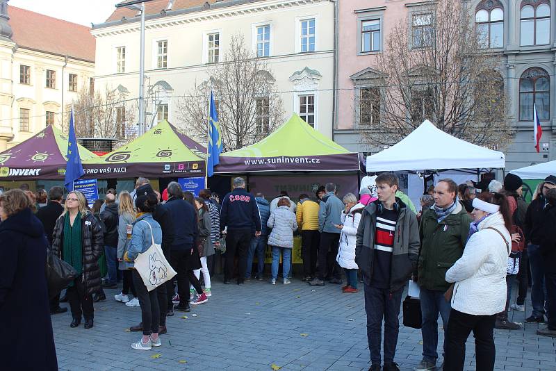 V Brně lidé slaví třicetileté výročí sametové revoluce na náměstí Svobody na akci Brněnský sedmnáctý.