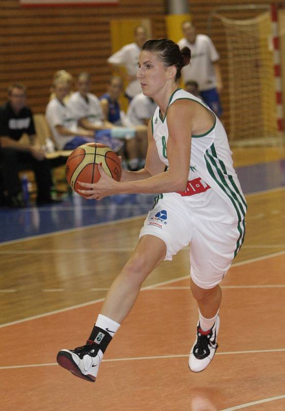 Brněnské basketbalistky Valosunu v utkání s DSK Praha.