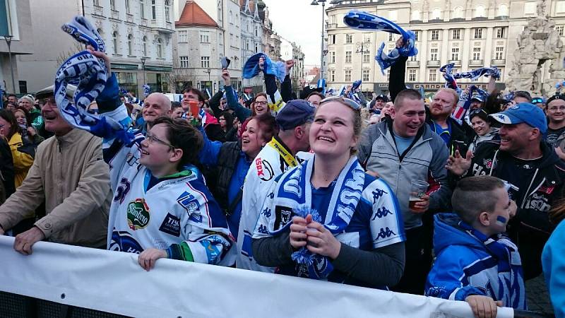 Fanoušci hokejové Komety se sešli na brněnském Zelném trhu při sledování úvodního finálového utkání Liberce a Komety Brno.