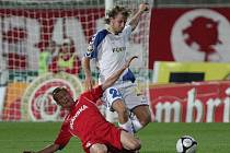 Petr Čoupek (1.FC Brno) v souboji s Janem Blažkem (Liberec).