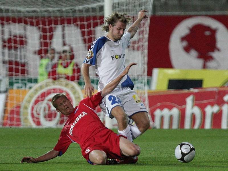 Petr Čoupek (1.FC Brno) v souboji s Janem Blažkem (Liberec).