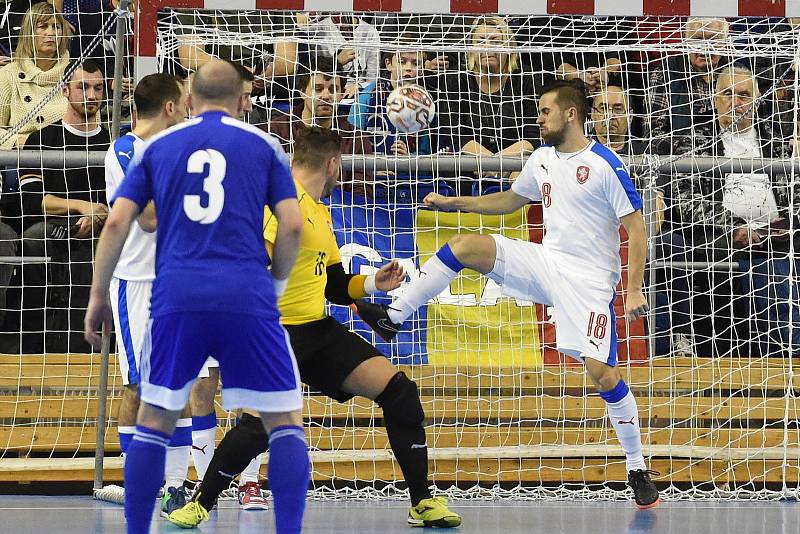 Brno 5.2.2020 - kvalifikační turnaj na futsalové MS 2020 - ČR Tomáš Vnuk (bílá) Kazachstán (modrá)