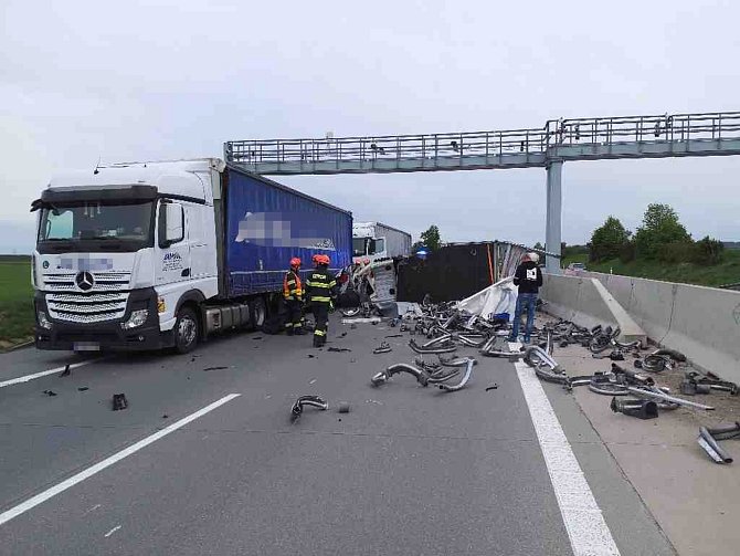 Vážná dopravní nehoda zkomplikovala v úterý odpoledne provoz na dálnici D2 u Opatovic ve směru na Brno.