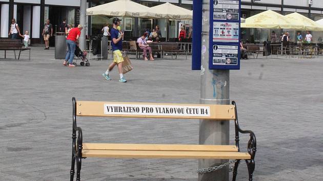 Na snímku je lavička, která je umístěna na brněnském náměstí Svobody. Je určená výhradně pro odpočinek řidičů tramvaje.