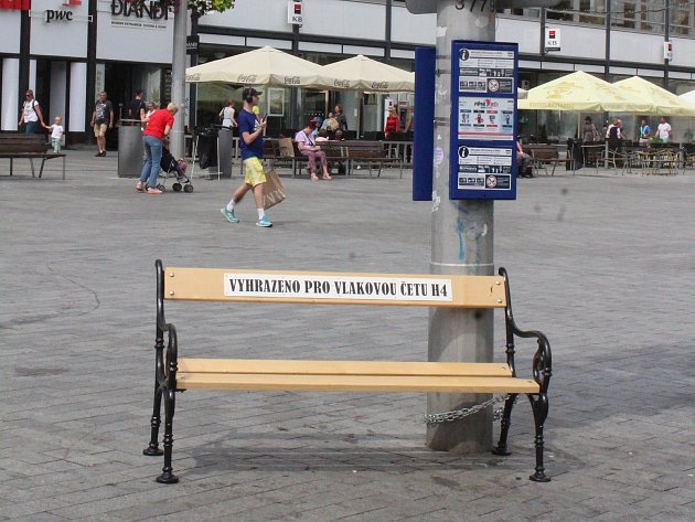 Na snímku je lavička, která je umístěna na brněnském náměstí Svobody. Je určená výhradně pro odpočinek řidičů tramvaje.
