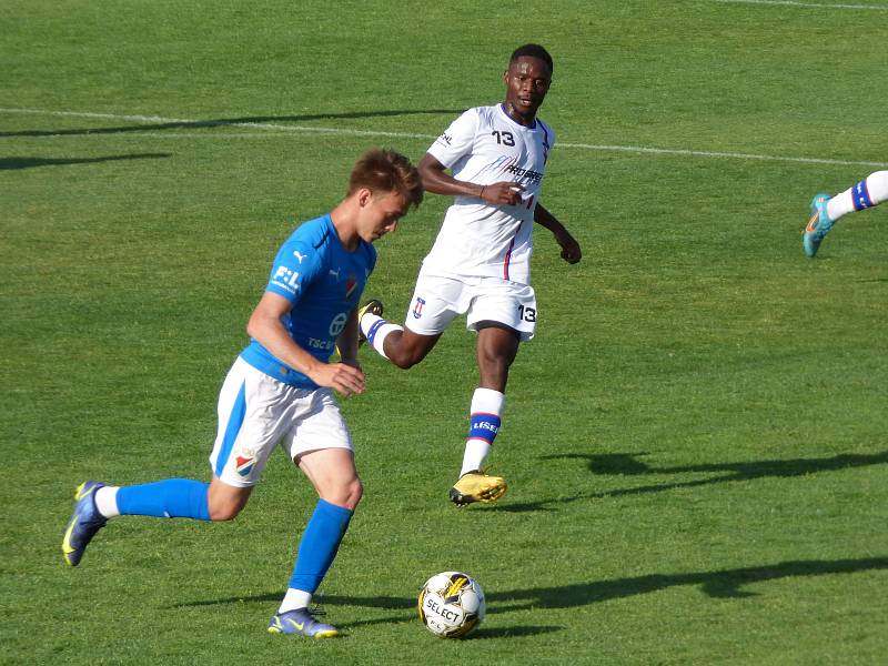 Fotbalisté Baníku Ostrava v přípravném utkání proti brněnské Líšni (v bílém).