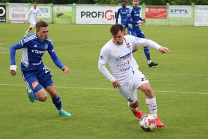 Líšeňští fotbalisté (v bílém) v deštivém sobotním zápase doma podlehli olomoucké rezervě 1:2.
