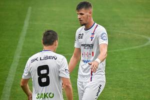 Fotbalisté Líšně (v bílém) utrpěli na hřišti Táborska první porážku v sezoně.