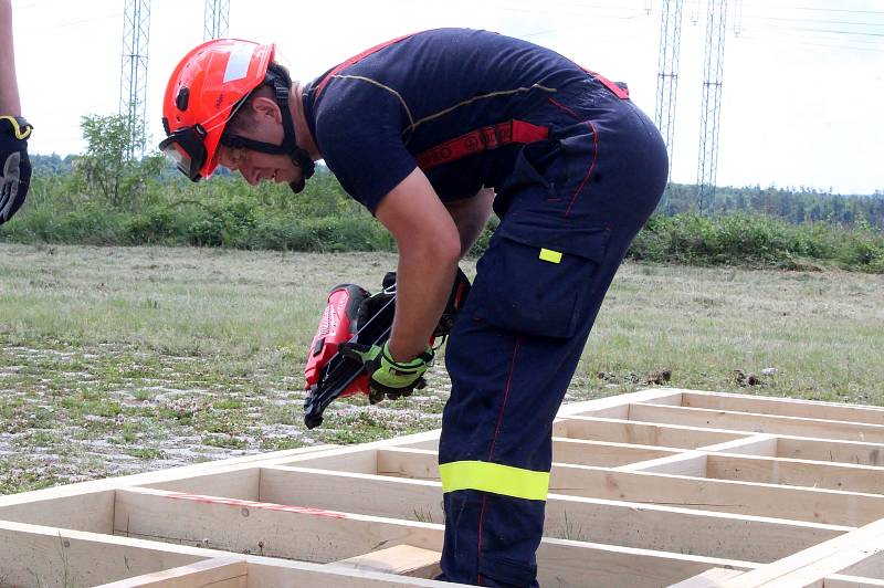 Hasiči začali ve středu dopoledne se stavbou stanového městečka pro uprchlíky z Ukrajiny. Vyroste v blízkosti Automotodromu Brno u Ostrovačic na Brněnsku.