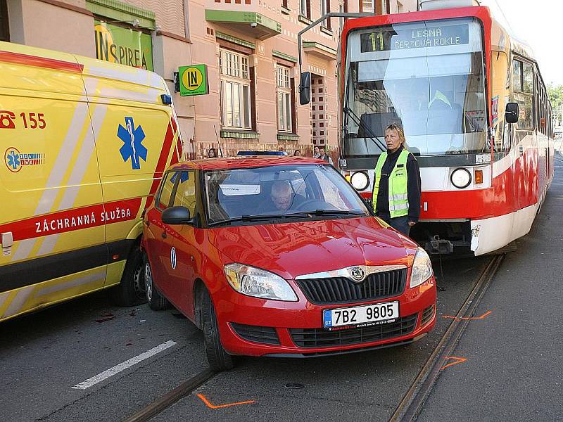 V ulici Milady Horákové se srazila tramvaj s autem.