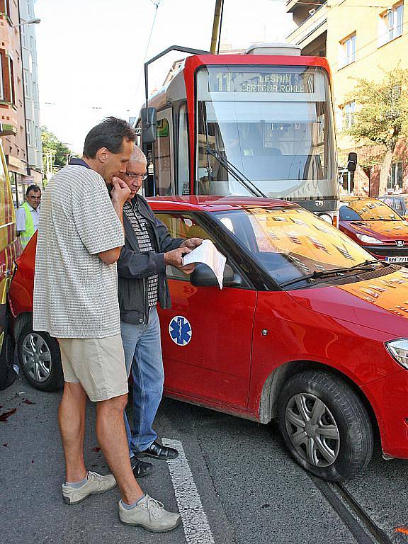 V ulici Milady Horákové se srazila tramvaj s autem.