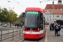 Nová obousměrná tramvaj Škoda 45T jezdí ve zkušebním provozu v brněnských ulicích. Zatížená, ale zatím bez lidí.